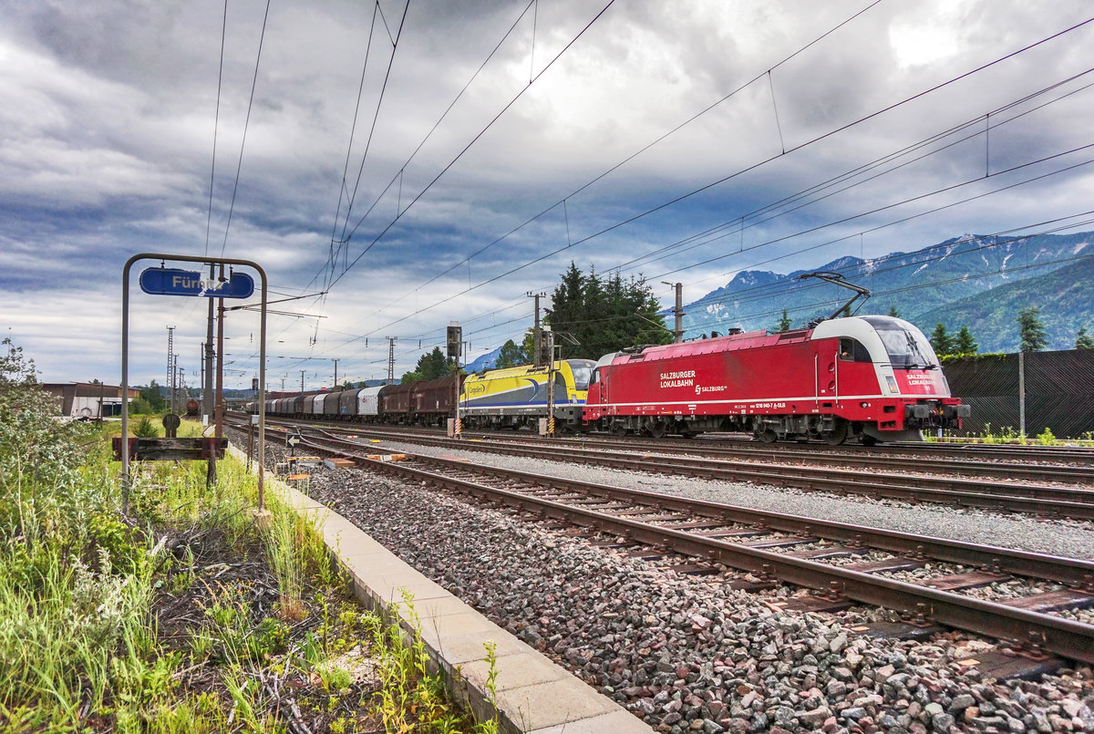 SLB 1216 940-7 und CargoServ 1216 930-8, durchfahren mit einem Güterzug in Richtung Tarvisio Boscoverde, den Bahnhof Fürnitz.
Schublok war 1216 933-2 von CargoServ.
Aufgenommen am 4.6.2017.