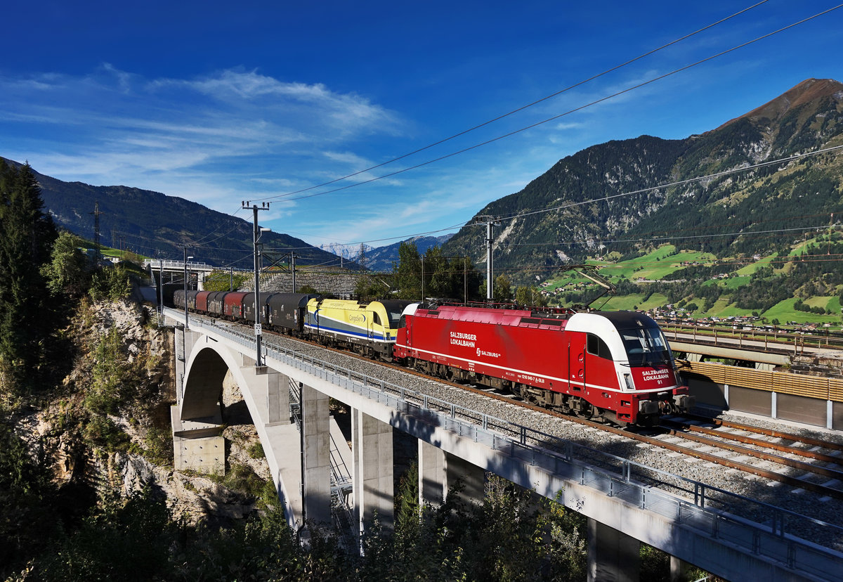 SLB 1216 940-7 und CargoServ 1216 930-6 überqueren mit einem Güterzug in Richtung Villach, die neue Angerschluchtbrücke.
Schublok war 1216 932-4 von CargoServ. 
Aufgenommen am 25.9.2016.