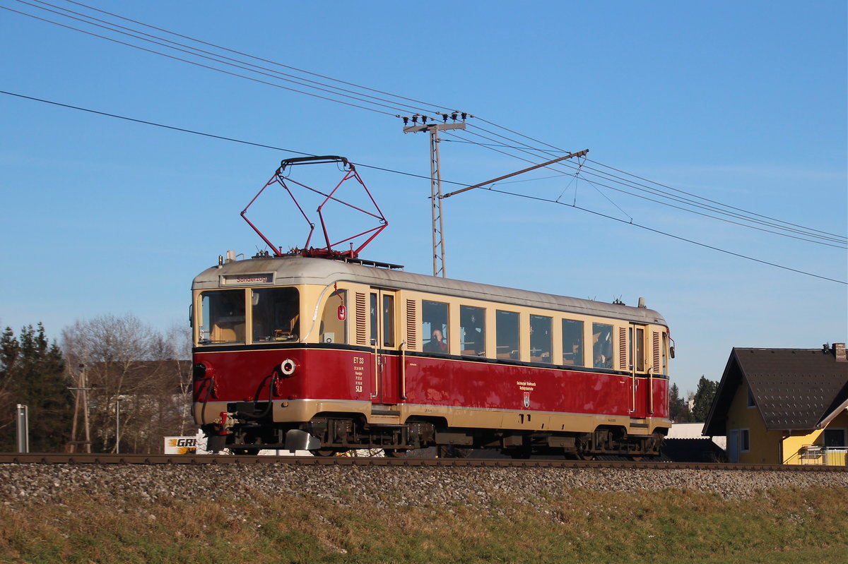 SLB ET 33 als Adventsonderzug bei der Einfahrt nach Lamprechtshausen am 10.12.2016.
