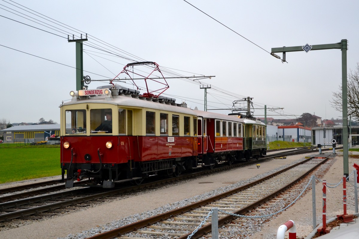 SLB ET 6 mit Sonderzug aufgenommen am 29.11.2014 bei der Ausfahrt aus dem Bahnhof Lamprechtshausen.