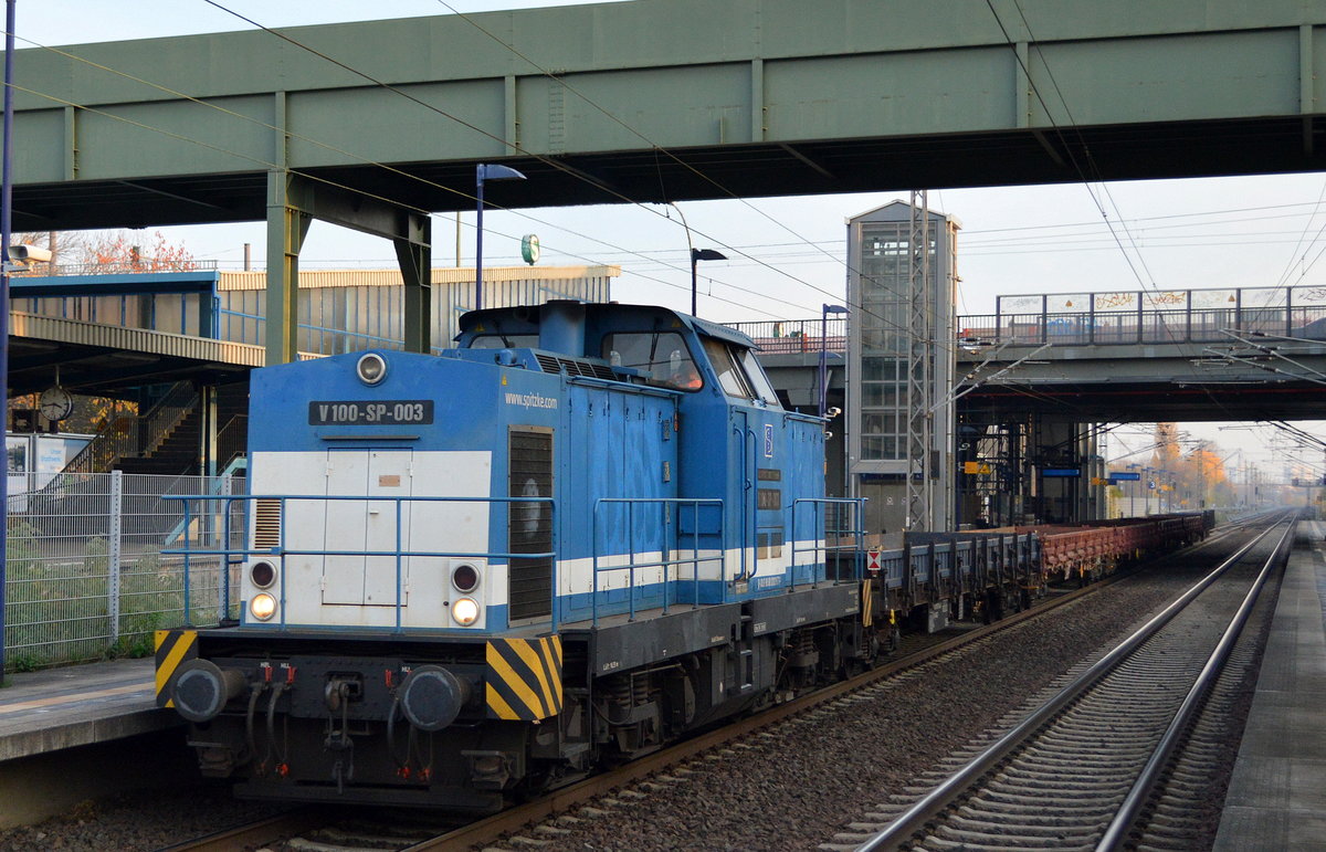 SLG - Spitzke Logistik GmbH mit   V 100-SP-003  [NVR-Nummer: 98 80 3202 677-1 D-SLG] und einigen Drehgestell-Flachwagen am 07.11.18 Bf. Berlin-Hohenschönhausen.