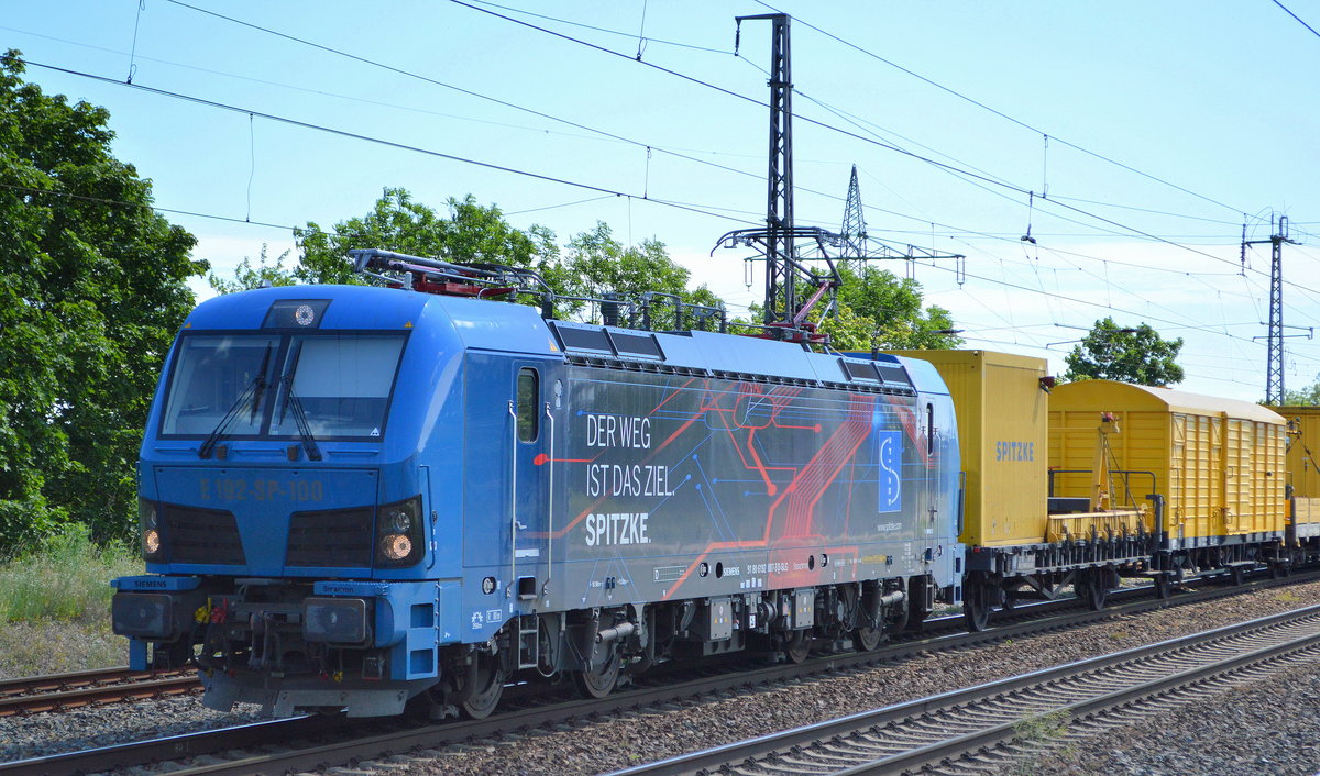 SLG - Spitzke Logistik GmbH, Großbeeren [D] mit ihrer  192 007  [NVR-Nummer: 91 80 6192 007-3] und der  Gleisbaumaschine RPM-RS 900 mit dem schönen Namen  Katharina die Große  von Spitzke Logistik + Beiwagen am Haken am 23.06.20 Bf. Saarmund.