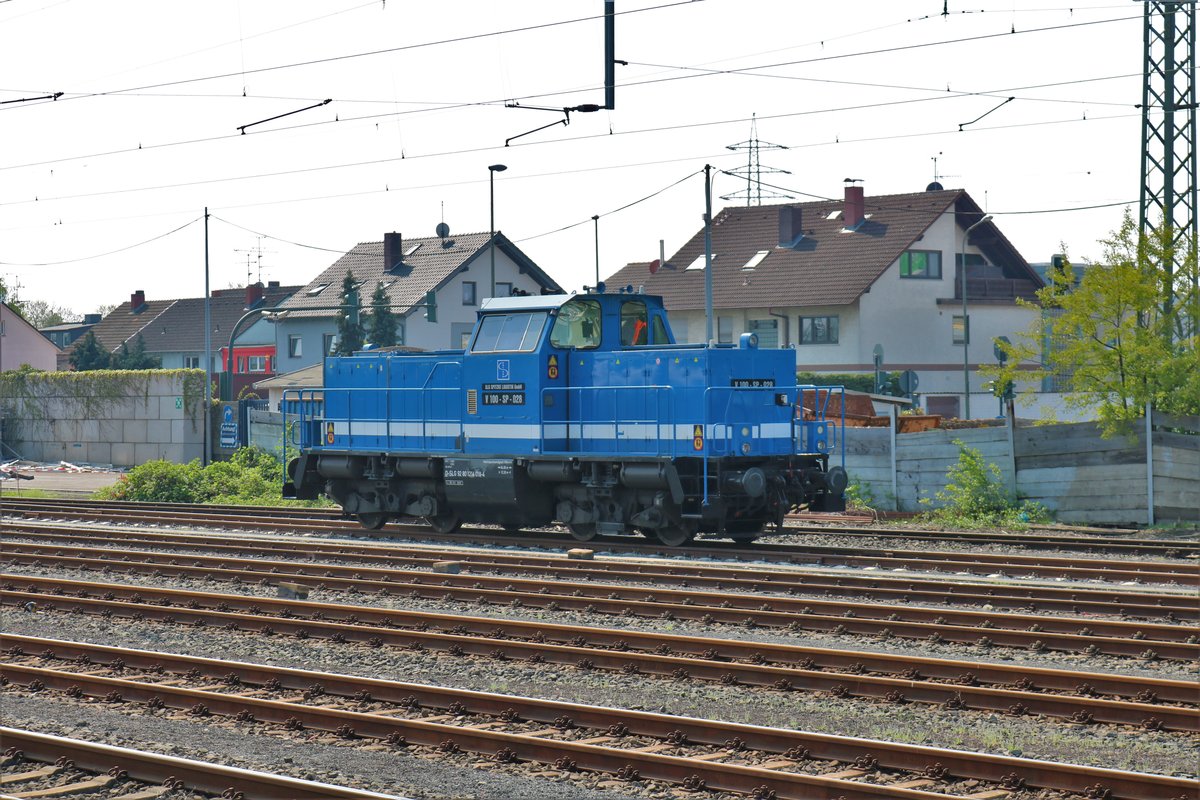 SLG Spitzke Logistik GmbH V100 028 (214 018-4) am 21.04.18 in Hanau Hbf vom Bahnsteig aus fotografiert