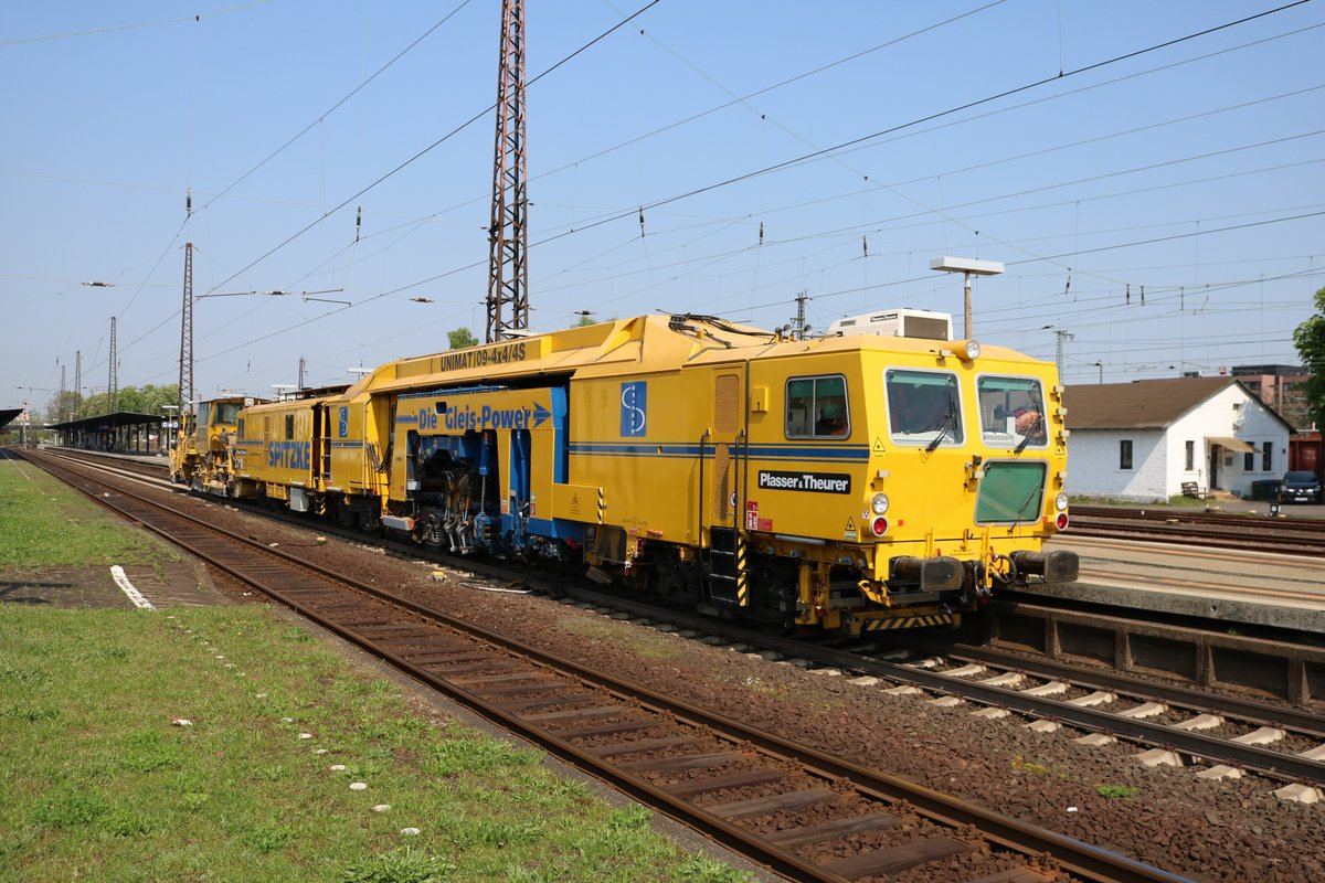 SLG Spitzke Logistik Plasser und Theurer Stopfexpress und Schotterprofiliermaschine am 21.04.18 in Hanau Hbf 