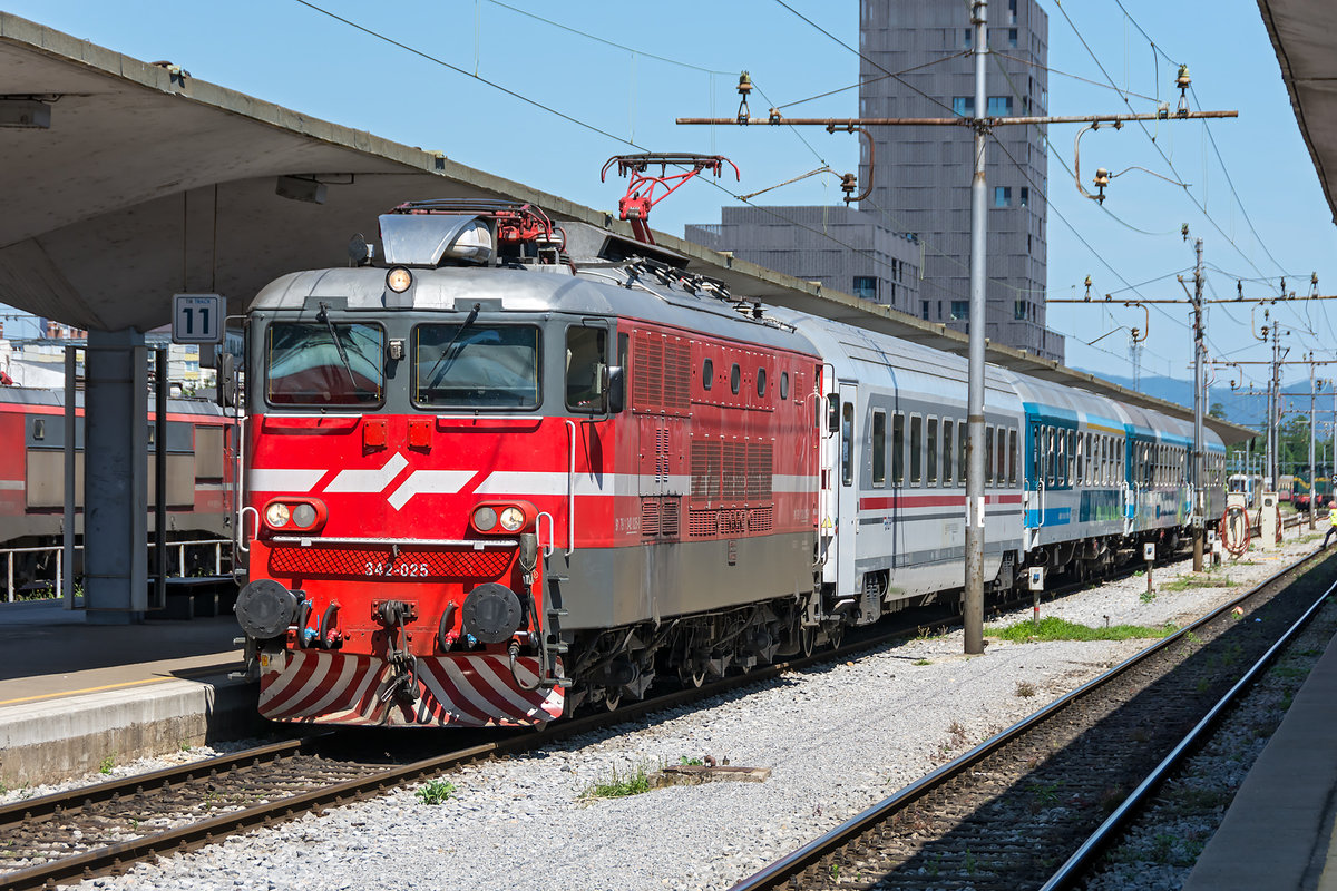 Slovenske Zeleznice(SZ)342-025 kurz vor der Abfahrt mit dem INT 483  Ljubljana  nach Rijeka mit dem Kurswagen aus Wien. Die Aufname entstand im Bahnhof Ljubljana am 29.06.2019.