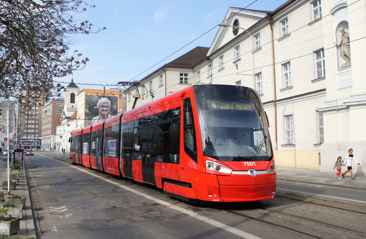 Slowakei / Straßenbahn Bratislava: Škoda 30T ForCity Plus - Wagen 7501 (Zweirichtungsfahrzeug) ...aufgenommen im Mai 2015 an der Haltestelle  Kamenné námestie  in Bratislava.