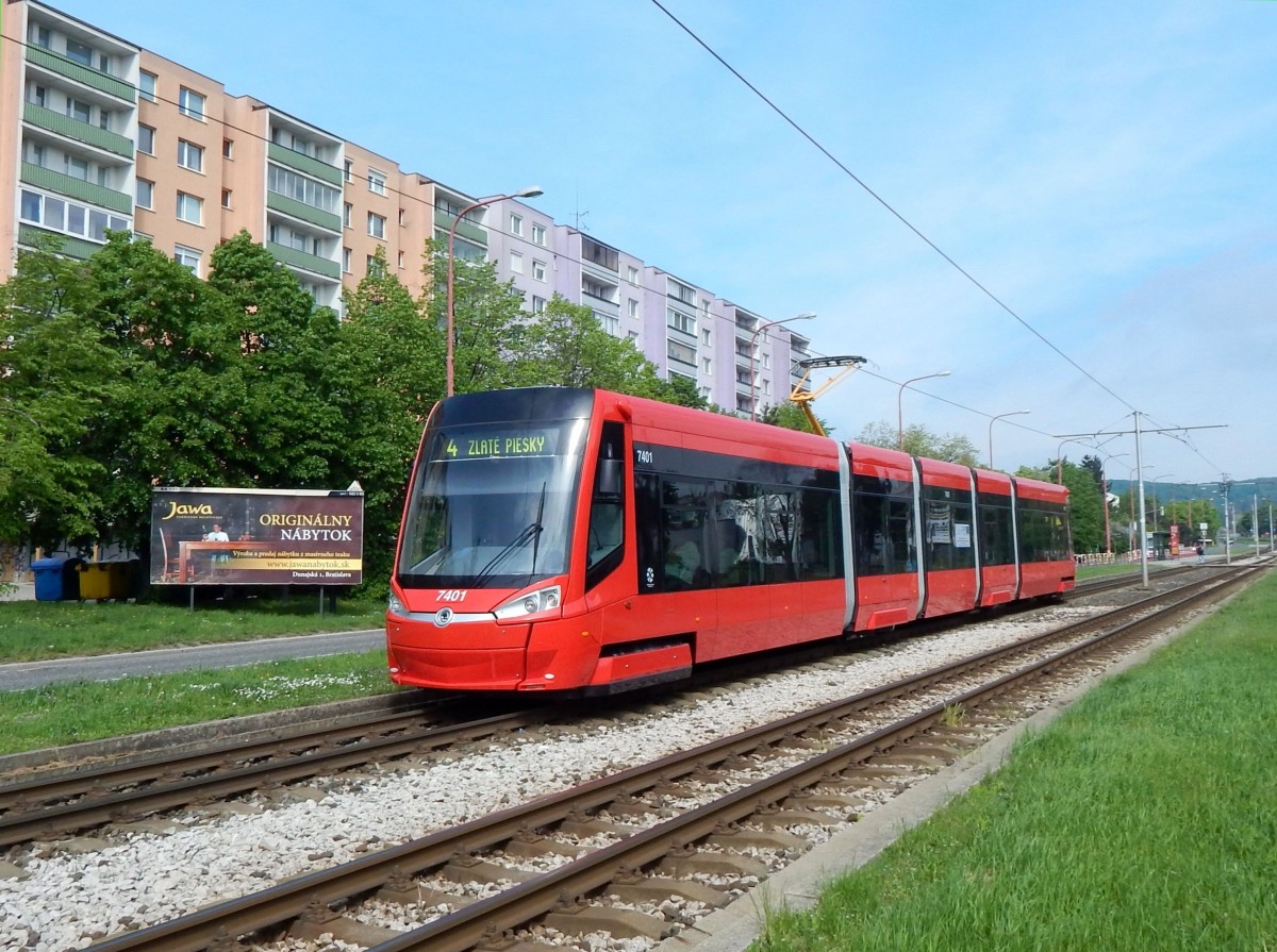 Slowakei / Straßenbahn Bratislava: Škoda 29T ForCity Plus - Wagen 7401 (Einrichtungsfahrzeug) ...aufgenommen im Mai 2015 in der Nähe der Haltestelle  MiÚ Karlova Ves  in Bratislava.