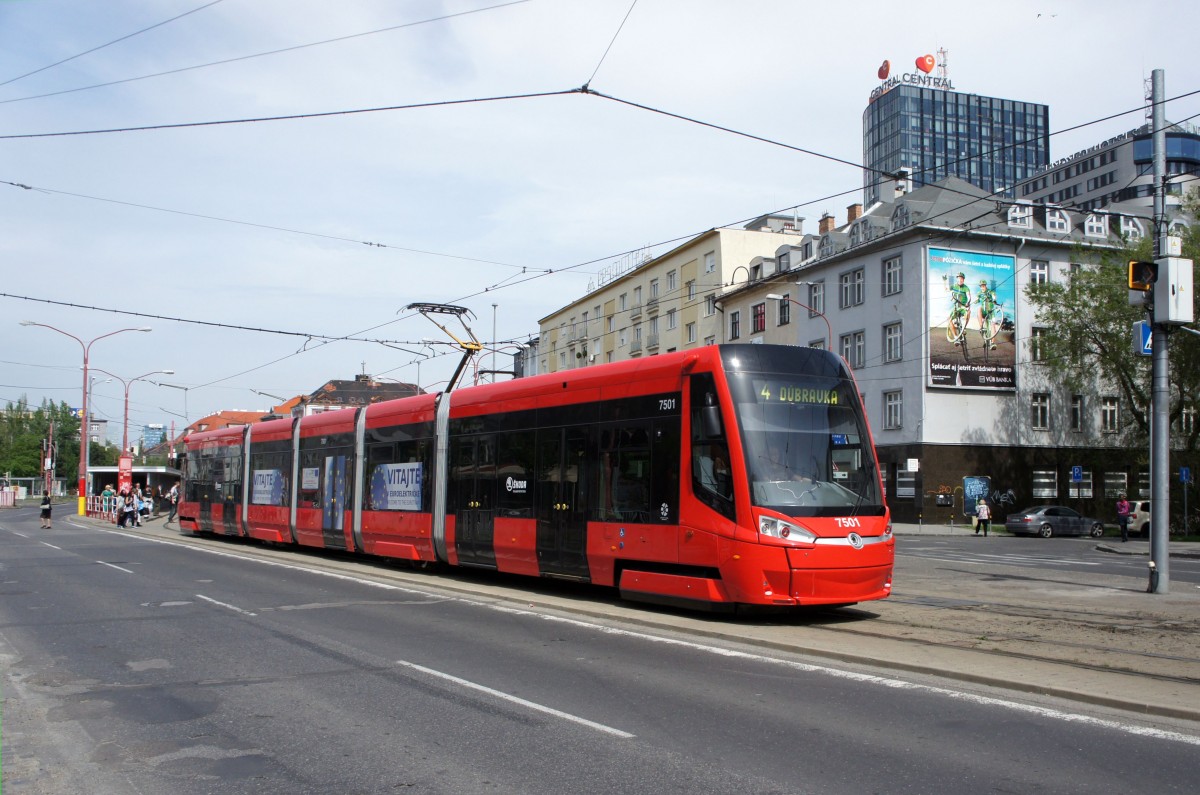 Slowakei / Straßenbahn Bratislava: Škoda 30T ForCity Plus - Wagen 7501 (Zweirichtungsfahrzeug) ...aufgenommen im Mai 2015 an der Haltestelle  Trnavské mýto  in Bratislava.