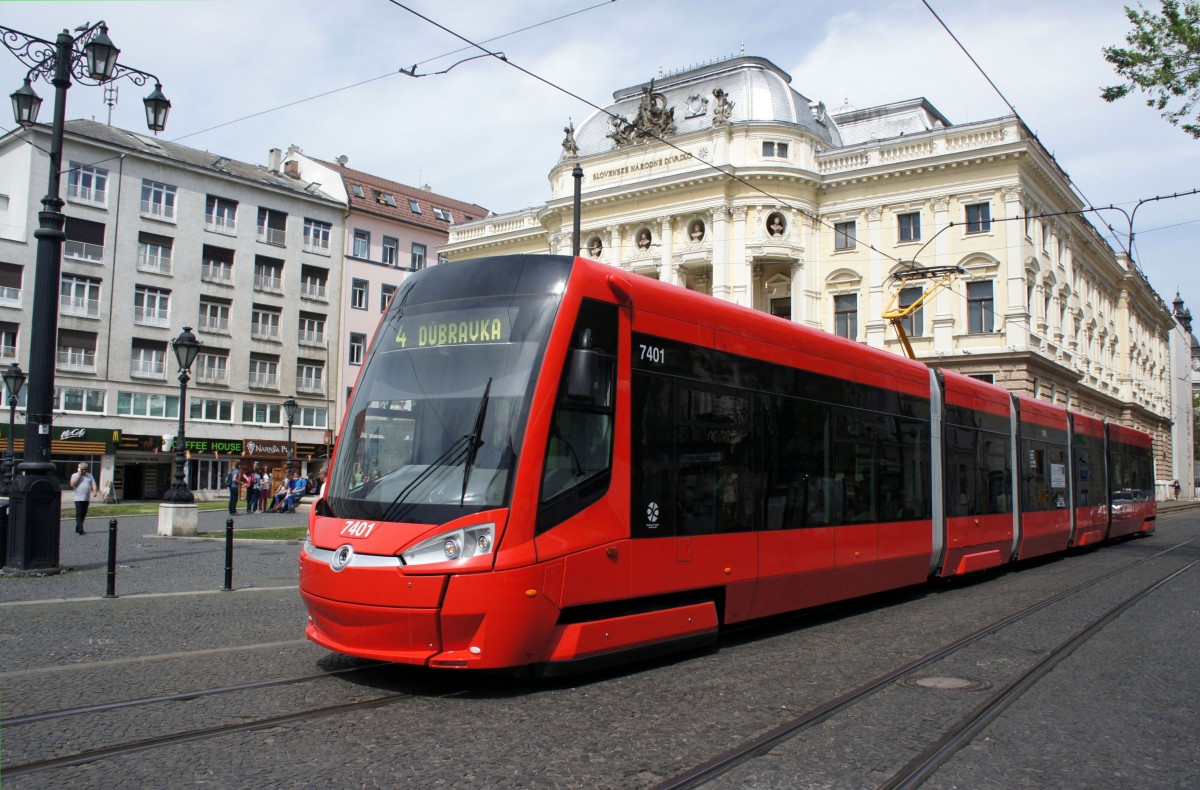 Slowakei / Straßenbahn Bratislava: Škoda 29T ForCity Plus - Wagen 7401 (Einrichtungsfahrzeug) ...aufgenommen im Mai 2015 am historischen Gebäude des Slowakischen Nationaltheaters in Bratislava.