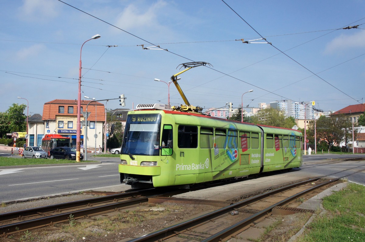 Slowakei / Straßenbahn Bratislava: Tatra K2S - Wagen 7103 ...aufgenommen im Mai 2015 an der Haltestelle  Molecova  in Bratislava.