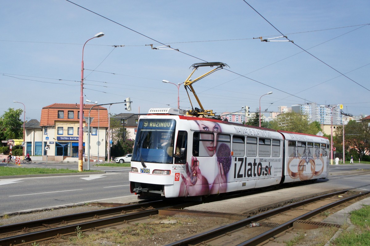 Slowakei / Straßenbahn Bratislava: Tatra K2S - Wagen 7108 ...aufgenommen im Mai 2015 an der Haltestelle  Molecova  in Bratislava.