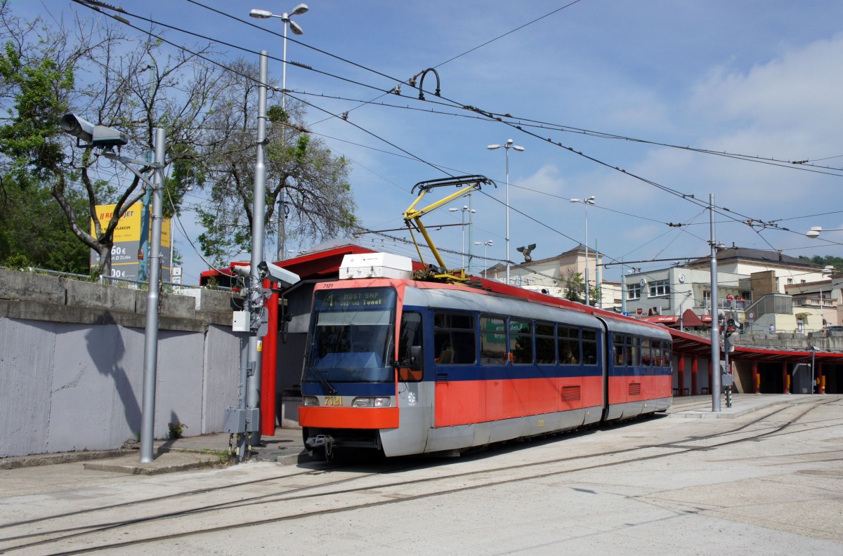 Slowakei / Straßenbahn Bratislava: Tatra K2S - Wagen 7121 ...aufgenommen im Mai 2015 am Hauptbahnhof von Bratislava.