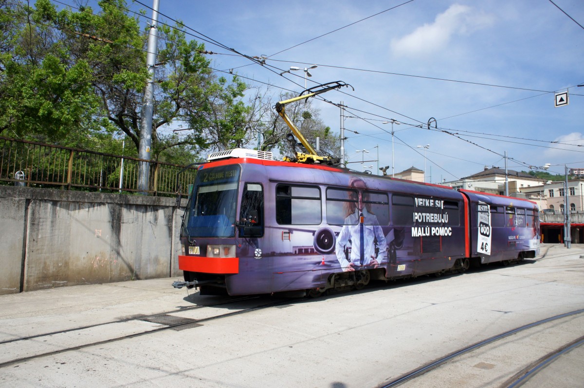 Slowakei / Straßenbahn Bratislava: Tatra K2S - Wagen 7101 ...aufgenommen im Mai 2015 am Hauptbahnhof von Bratislava.