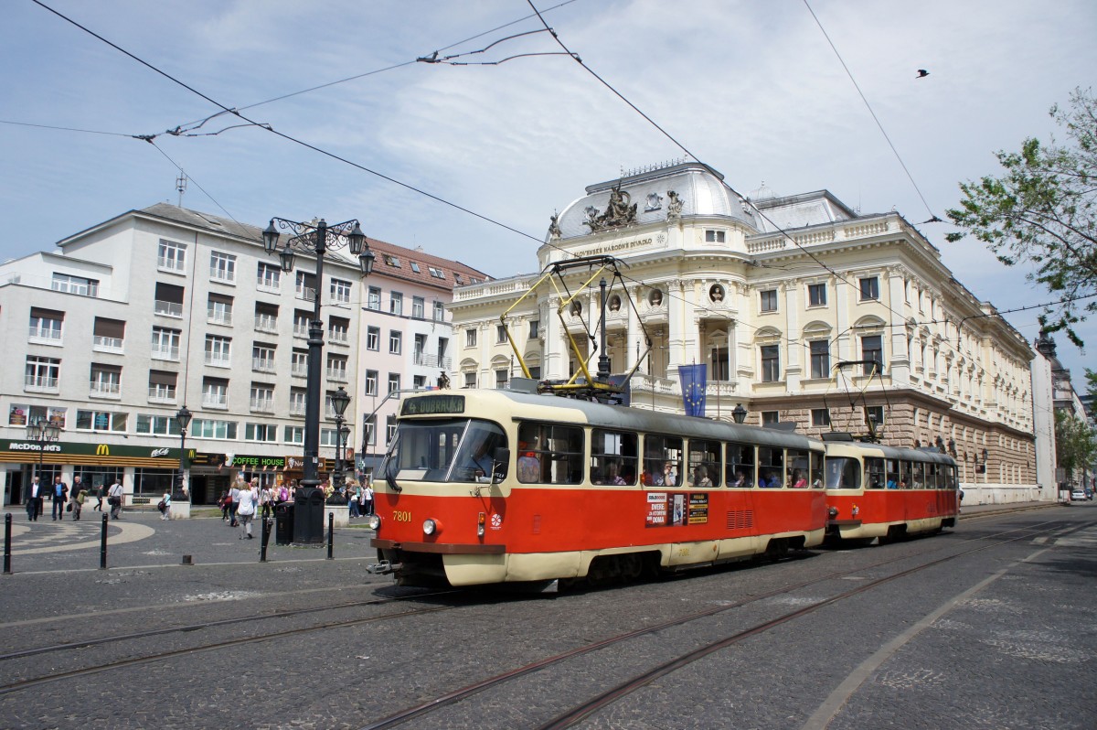 Slowakei / Stra�enbahn Bratislava: Tatra T3SUCS - Wagen 7801 ...aufgenommen im Mai 2015 am historischen Geb�ude des Slowakischen Nationaltheaters in Bratislava.