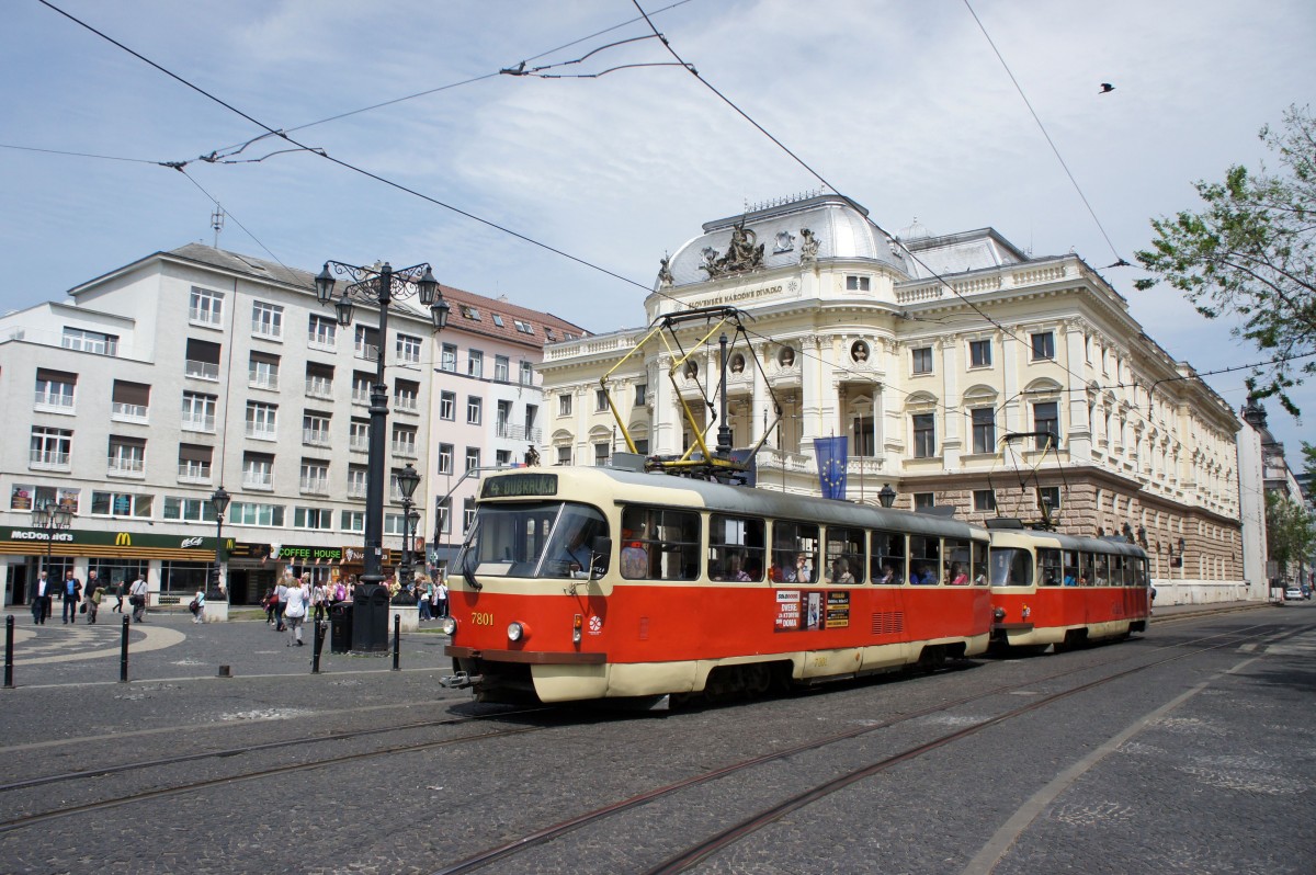 Slowakei / Straenbahn Bratislava: Tatra T3SUCS - Wagen 7801 ...aufgenommen im Mai 2015 am historischen Gebude des Slowakischen Nationaltheaters in Bratislava.