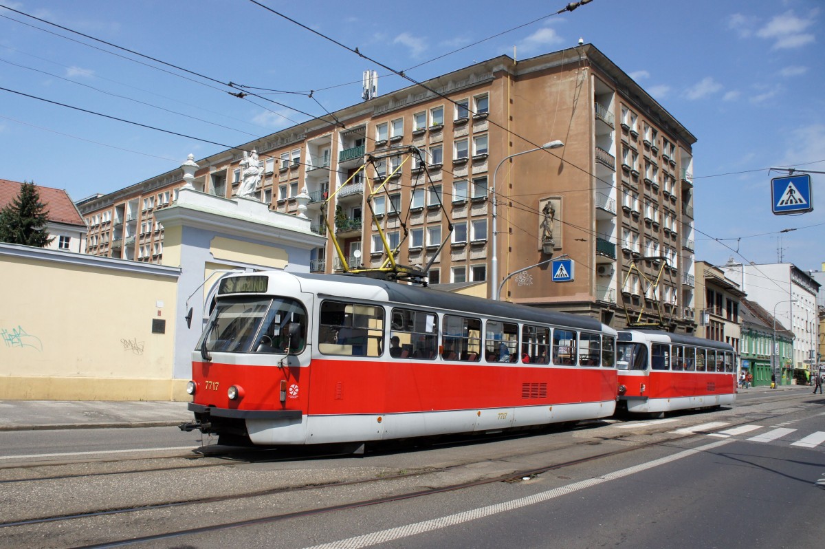 Slowakei / Straßenbahn Bratislava: Tatra T3R.PV - Wagen 7717 ...aufgenommen im Mai 2015 an der Haltestelle  Kamenné námestie  in Bratislava.