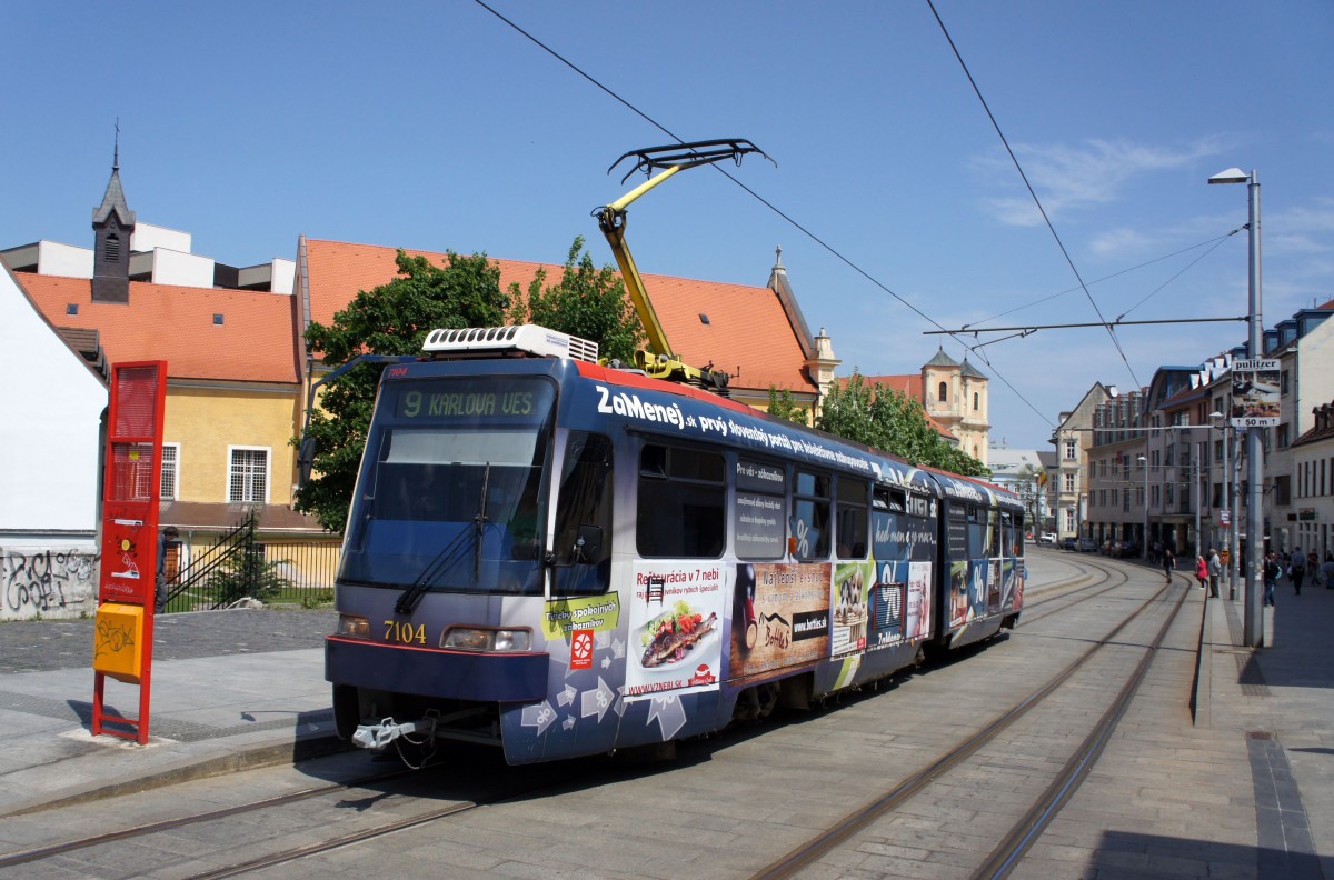 Slowakei / Straenbahn Bratislava: Tatra K2S - Wagen 7104 ...aufgenommen im Mai 2015 an der Haltestelle  Kapucnska  in Bratislava.