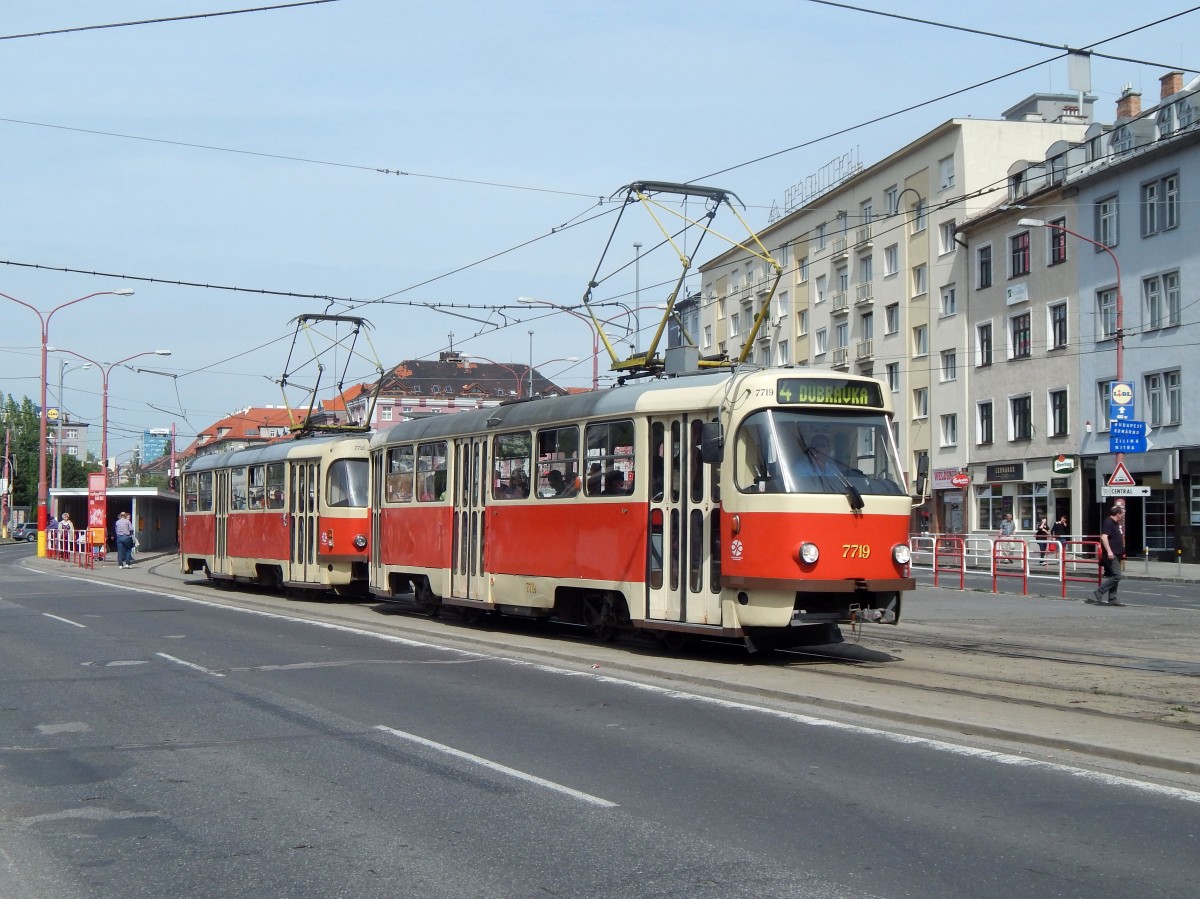 Slowakei / Straßenbahn Bratislava: Tatra T3CS - Wagen 7719 (mit alten Blink- und Rückleuchten) ...aufgenommen im Mai 2015 an der Haltestelle  Trnavské mýto  in Bratislava.