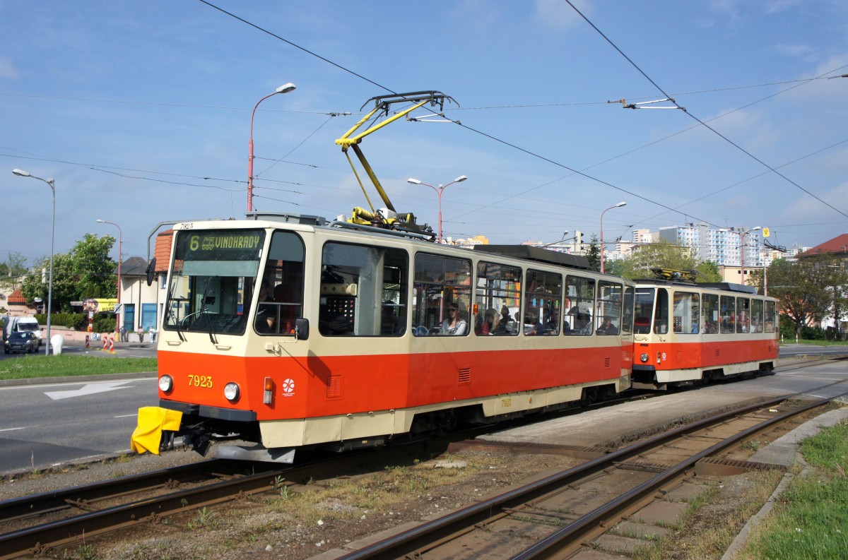 Slowakei / Straßenbahn Bratislava: Tatra T6A5 - Wagen 7923 ...aufgenommen im Mai 2015 an der Haltestelle  Molecova  in Bratislava.