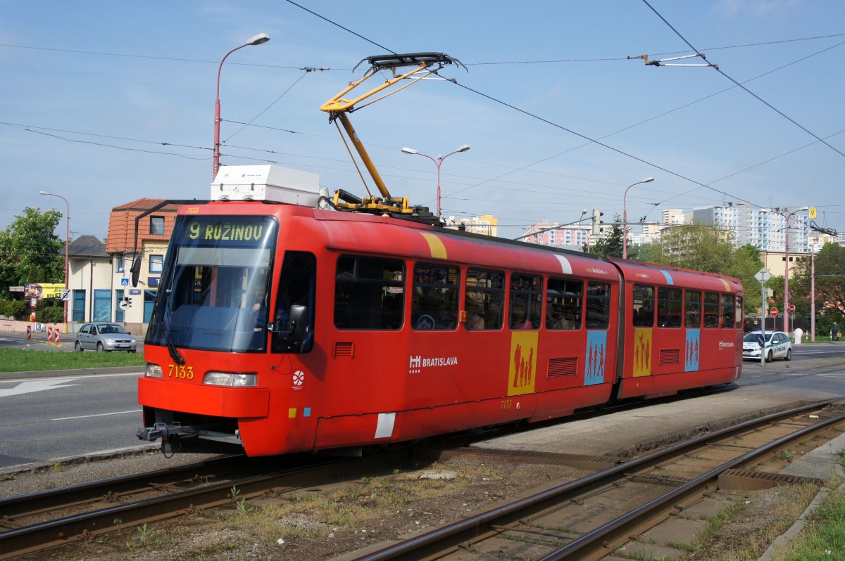 Slowakei / Straßenbahn Bratislava: Tatra K2S - Wagen 7133 ...aufgenommen im Mai 2015 an der Haltestelle  Molecova  in Bratislava.