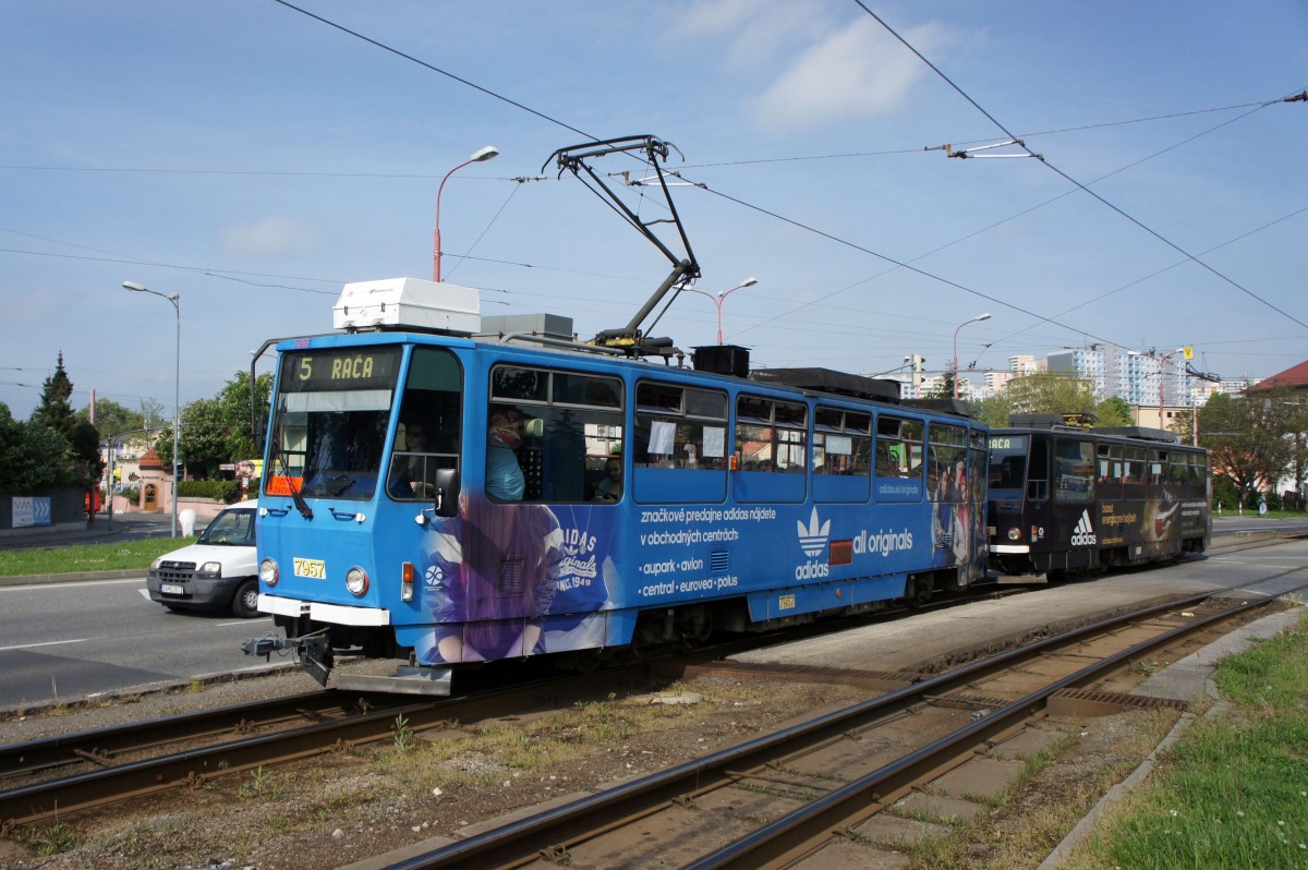 Slowakei / Straßenbahn Bratislava: Tatra T6A5 - Wagen 7957 ...aufgenommen im Mai 2015 an der Haltestelle  Molecova  in Bratislava.