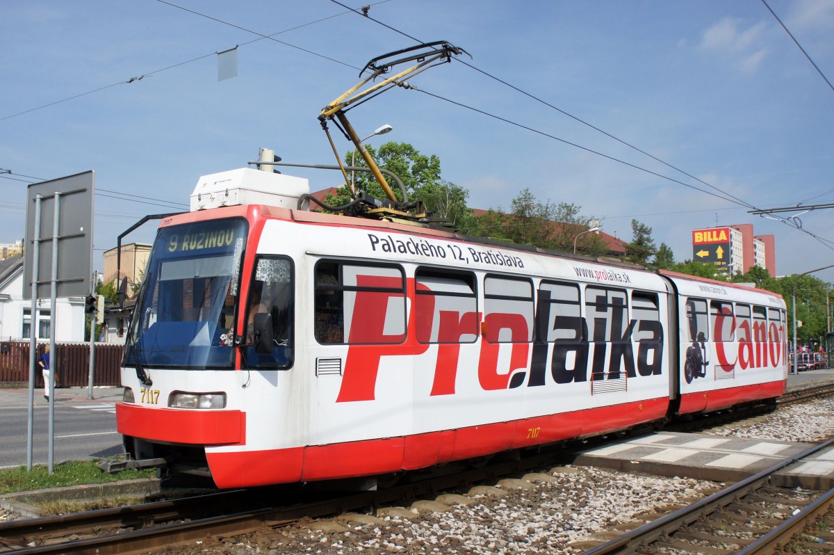 Slowakei / Straßenbahn Bratislava: Tatra K2S - Wagen 7117 ...aufgenommen im Mai 2015 an der Haltestelle  Molecova  in Bratislava.