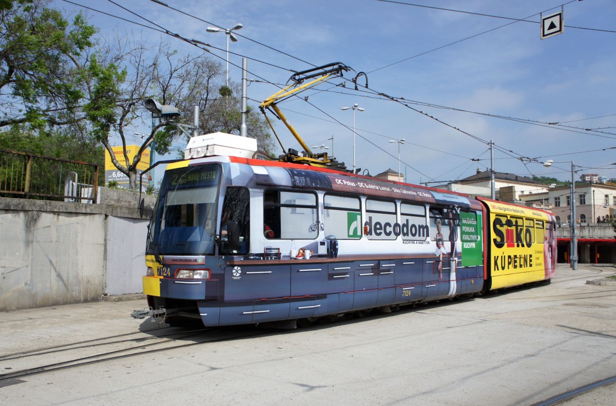 Slowakei / Straßenbahn Bratislava: Tatra K2S - Wagen 7124 ...aufgenommen im Mai 2015 am Hauptbahnhof von Bratislava.