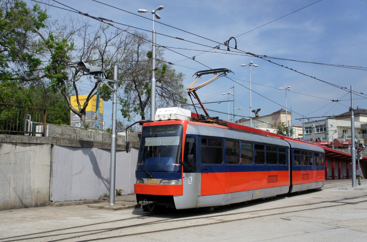 Slowakei / Straßenbahn Bratislava: Tatra K2S - Wagen 7122 ...aufgenommen im Mai 2015 am Hauptbahnhof von Bratislava.