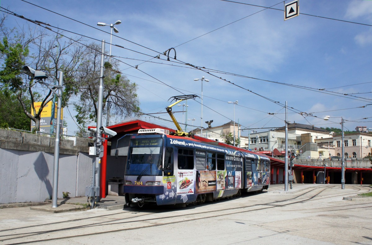 Slowakei / Straßenbahn Bratislava: Tatra K2S - Wagen 7104 ...aufgenommen im Mai 2015 am Hauptbahnhof von Bratislava.