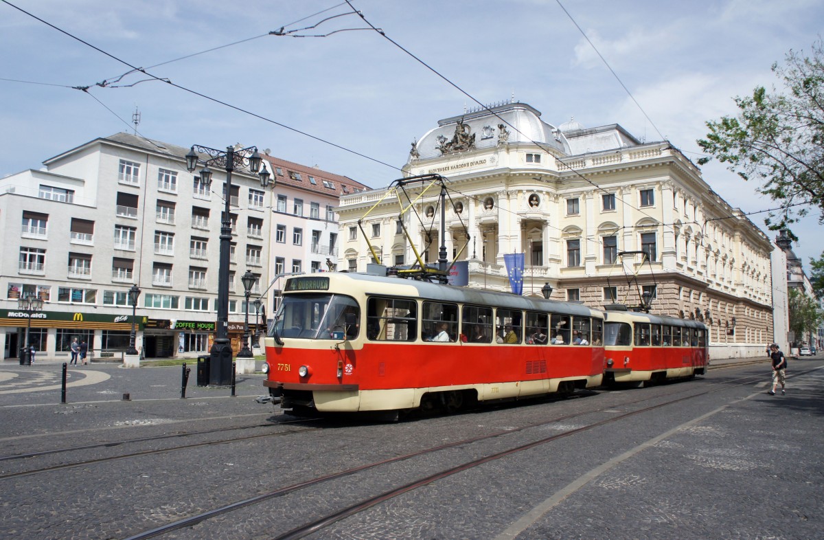 Slowakei / Straßenbahn Bratislava: Tatra T3SUCS - Wagen 7751 ...aufgenommen im Mai 2015 am historischen Gebäude des Slowakischen Nationaltheaters in Bratislava.