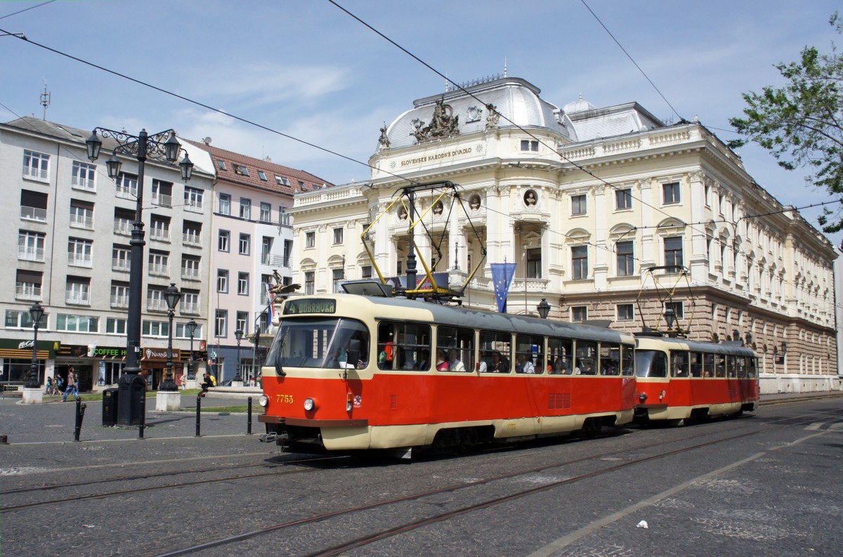 Slowakei / Straßenbahn Bratislava: Tatra T3SUCS - Wagen 7753 ...aufgenommen im Mai 2015 am historischen Gebäude des Slowakischen Nationaltheaters in Bratislava.