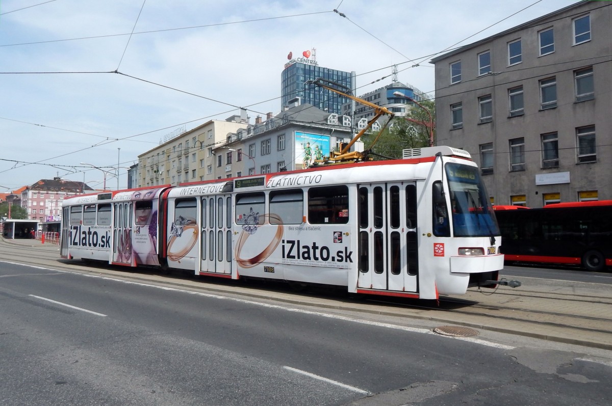 Slowakei / Straßenbahn Bratislava: Tatra K2S - Wagen 7108 ...aufgenommen im Mai 2015 an der Haltestelle  Trnavské mýto  in Bratislava.