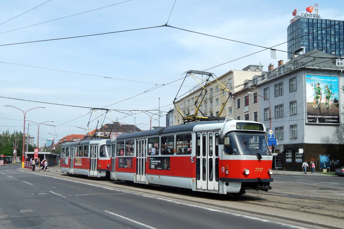 Slowakei / Straßenbahn Bratislava: Tatra T3R.PV - Wagen 7717 ...aufgenommen im Mai 2015 an der Haltestelle  Trnavské mýto  in Bratislava.