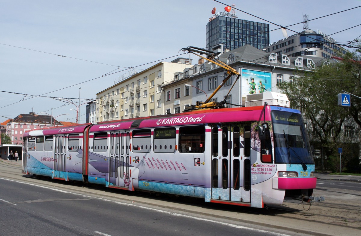 Slowakei / Straenbahn Bratislava: Tatra K2S - Wagen 7126 ...aufgenommen im Mai 2015 an der Haltestelle  Trnavsk mto  in Bratislava.