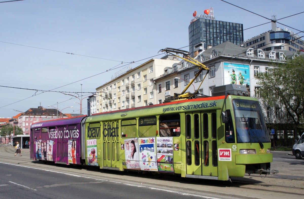 Slowakei / Straßenbahn Bratislava: Tatra K2S - Wagen 7115 ...aufgenommen im Mai 2015 an der Haltestelle  Trnavské mýto  in Bratislava.