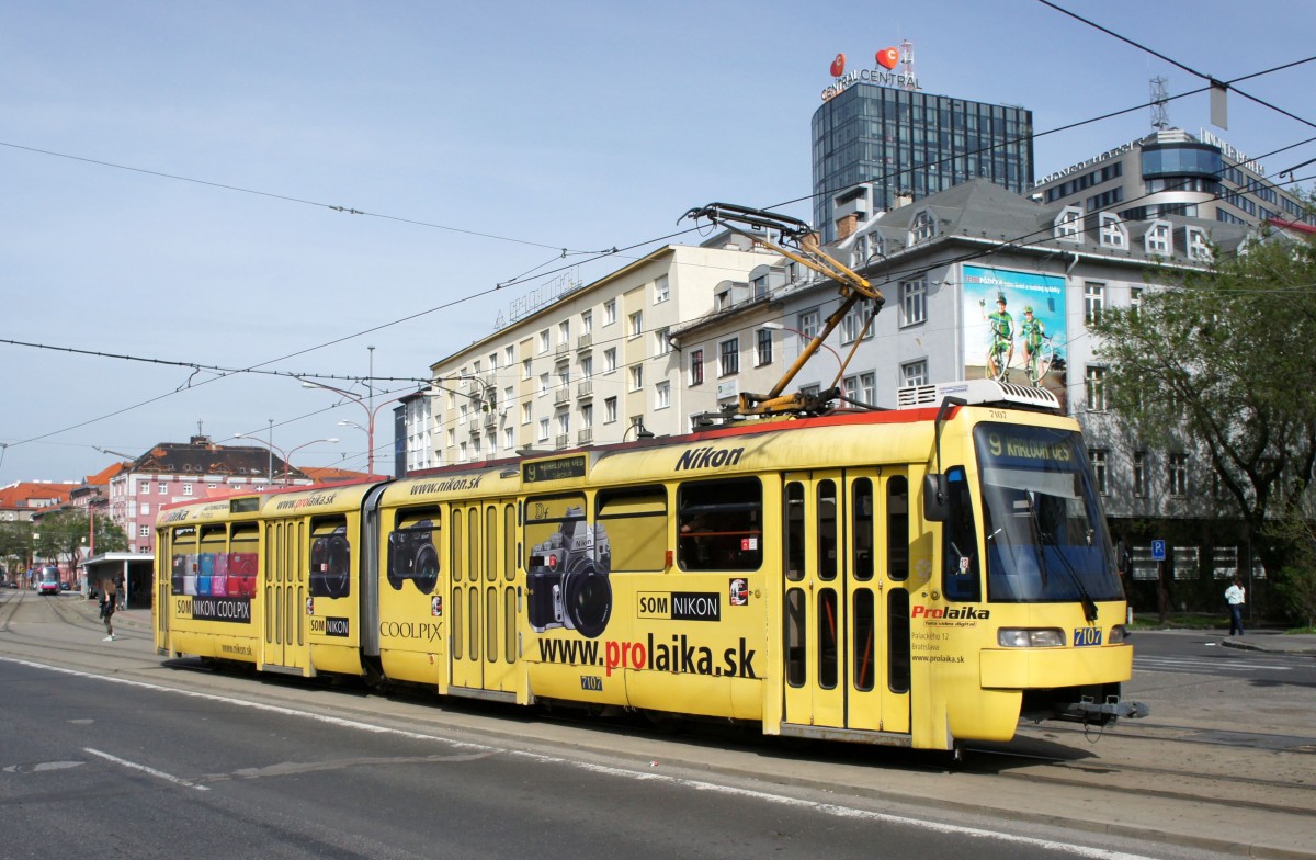 Slowakei / Straenbahn Bratislava: Tatra K2S - Wagen 7107 ...aufgenommen im Mai 2015 an der Haltestelle  Trnavsk mto  in Bratislava.