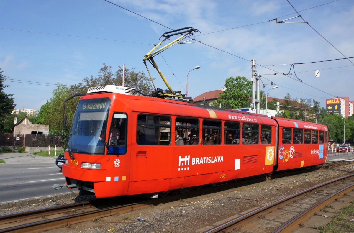 Slowakei / Stra�enbahn Bratislava: Tatra K2S - Wagen 7109 ...aufgenommen im Mai 2015 an der Haltestelle  Molecova  in Bratislava.
