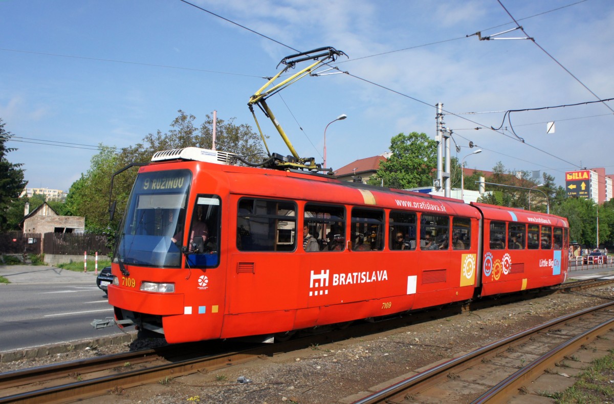 Slowakei / Straenbahn Bratislava: Tatra K2S - Wagen 7109 ...aufgenommen im Mai 2015 an der Haltestelle  Molecova  in Bratislava.