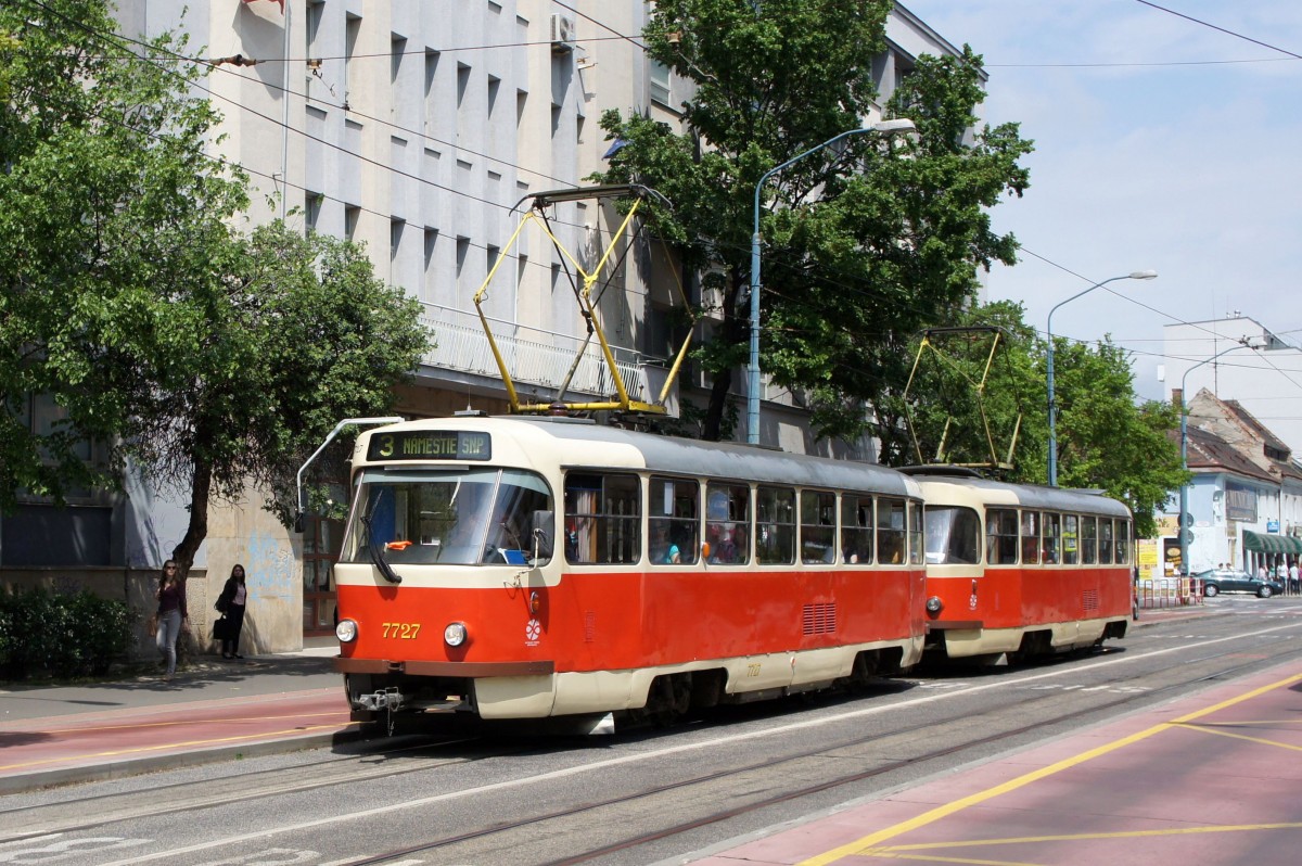 Slowakei / Straßenbahn Bratislava: Tatra T3SU - Wagen 7727 ...aufgenommen im Mai 2015 an der Haltestelle  Blumentál  in Bratislava.