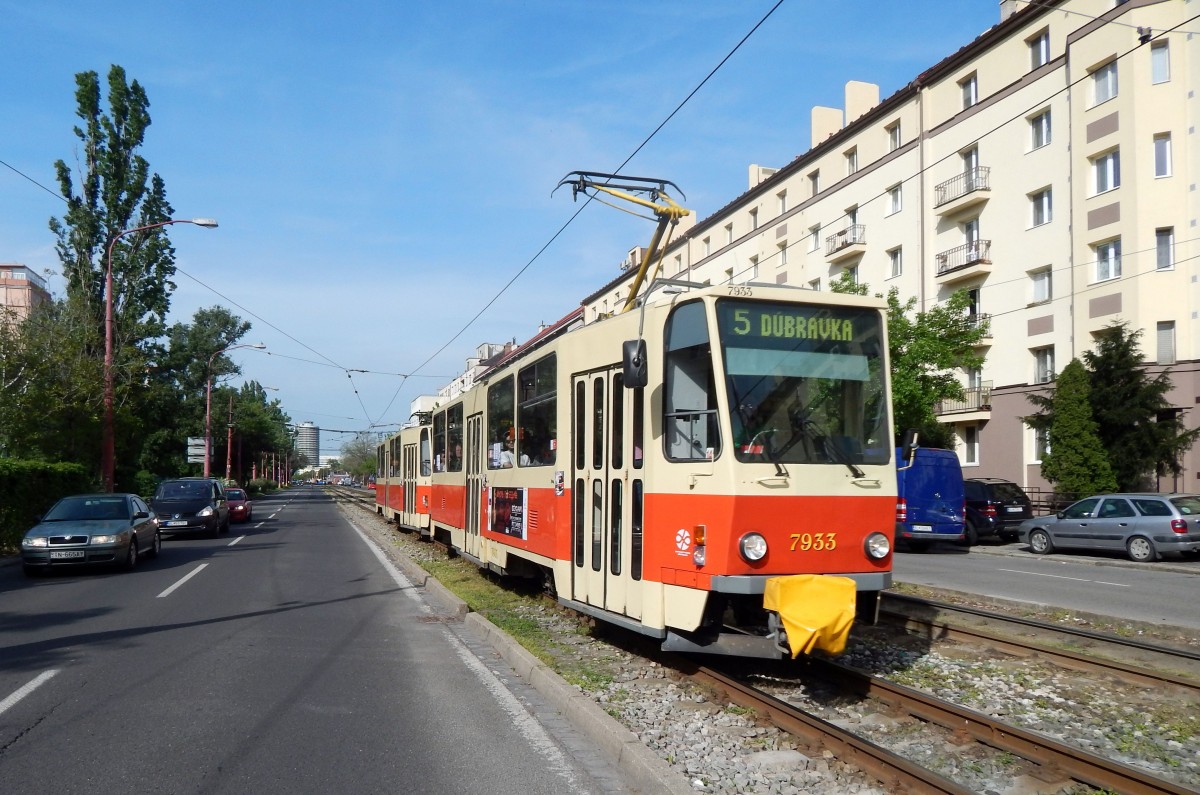 Slowakei / Straßenbahn Bratislava: Tatra T6A5 - Wagen 7933 ...aufgenommen im Mai 2015 an der Haltestelle  Račianske mýto  in Bratislava.