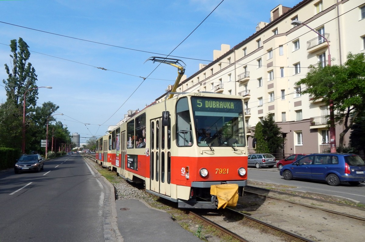 Slowakei / Straßenbahn Bratislava: Tatra T6A5 - Wagen 7921 ...aufgenommen im Mai 2015 an der Haltestelle  Račianske mýto  in Bratislava.