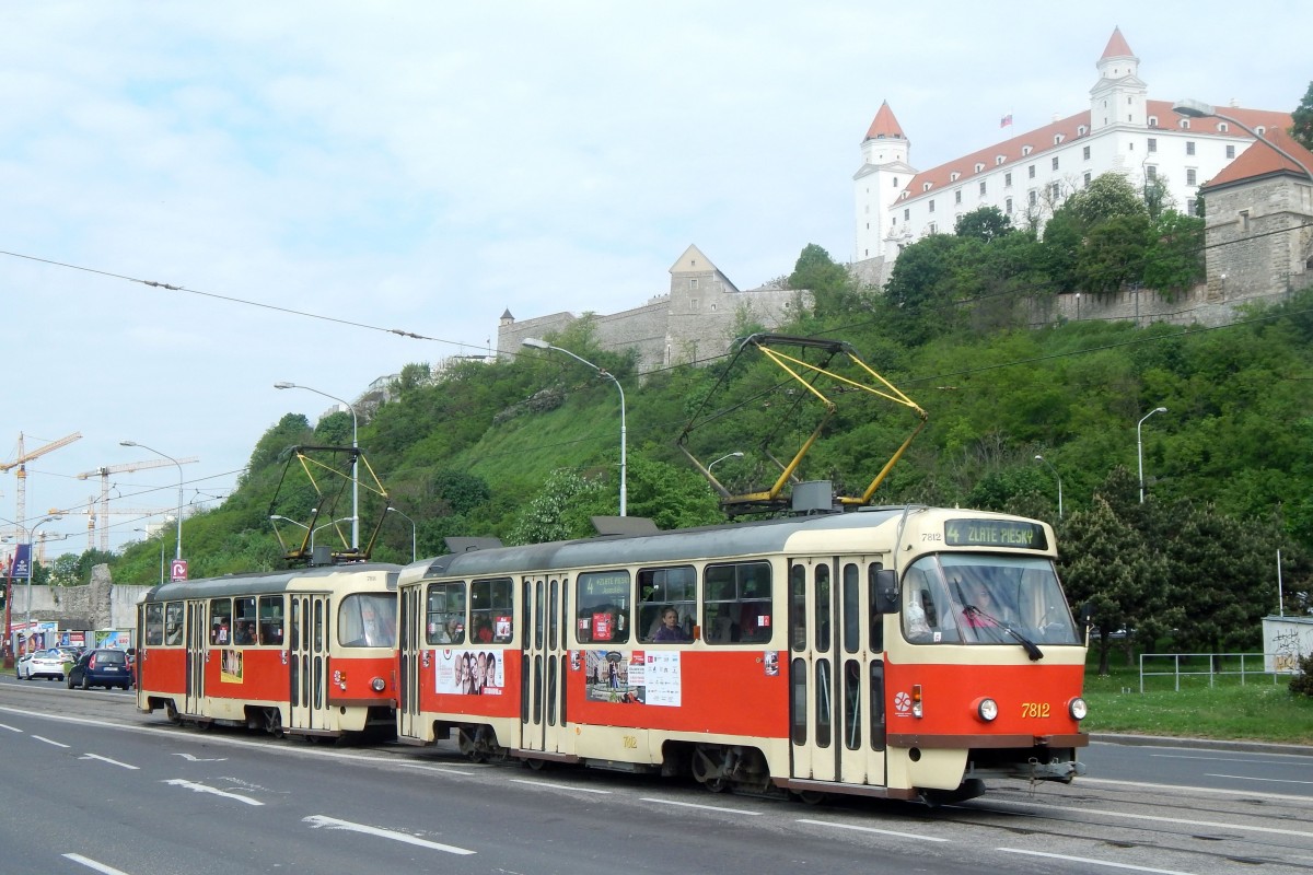 Slowakei / Straßenbahn Bratislava: Tatra T3SUCS - Wagen 7812 ...aufgenommen im Mai 2015 unterhalb der Burg Bratislava, in der Nähe der Haltestelle  Most SNP .