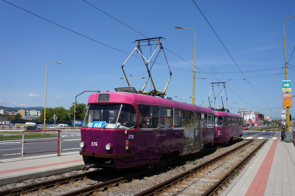 Slowakei / Straßenbahn Košice: Tatra T3 - Wagennummer 376 / Tatra T3 - Wagennummer 377 ...aufgenommen in der Haltestelle  Moldavská  im Juni 2014.