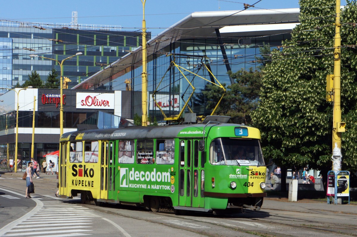 Slowakei / Straßenbahn Košice: Tatra T3 - Wagennummer 404 ...aufgenommen an der zentralen Haltestelle  Námestie osloboditel`ov  im Juni 2014.