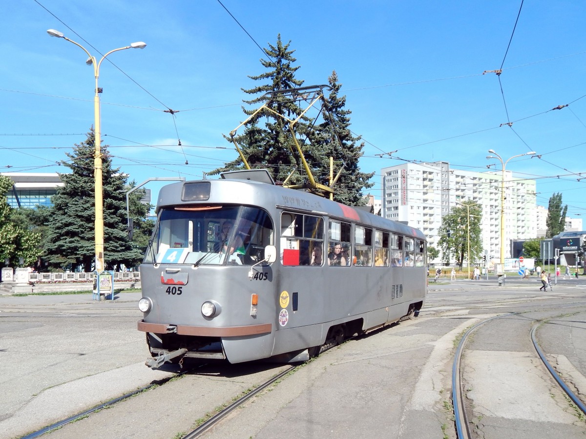 Slowakei / Straßenbahn Košice: Tatra T3 - Wagennummer 405 ...aufgenommen an der zentralen Haltestelle  Námestie osloboditel`ov  im Juni 2014.