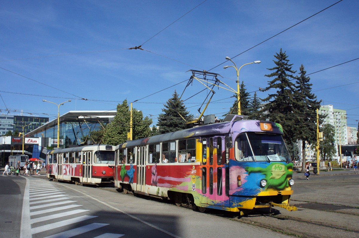 Slowakei / Straßenbahn Košice: Tatra T3 - Wagennummer 410 / Tatra T3 - Wagennummer 411 ...aufgenommen an der zentralen Haltestelle Námestie osloboditel`ov im Juni 2014.