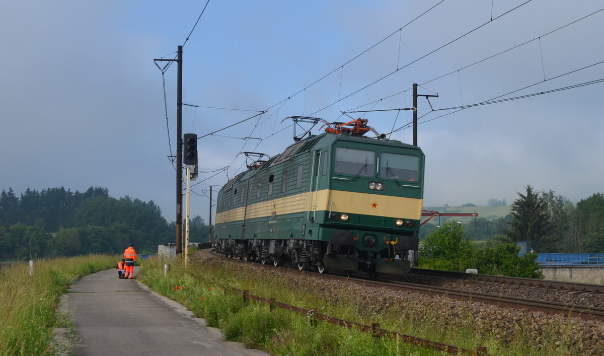 Slowakei: Zssk 131 001 131 002 auf dem Staudamm in Bešeňová 25.06.2020