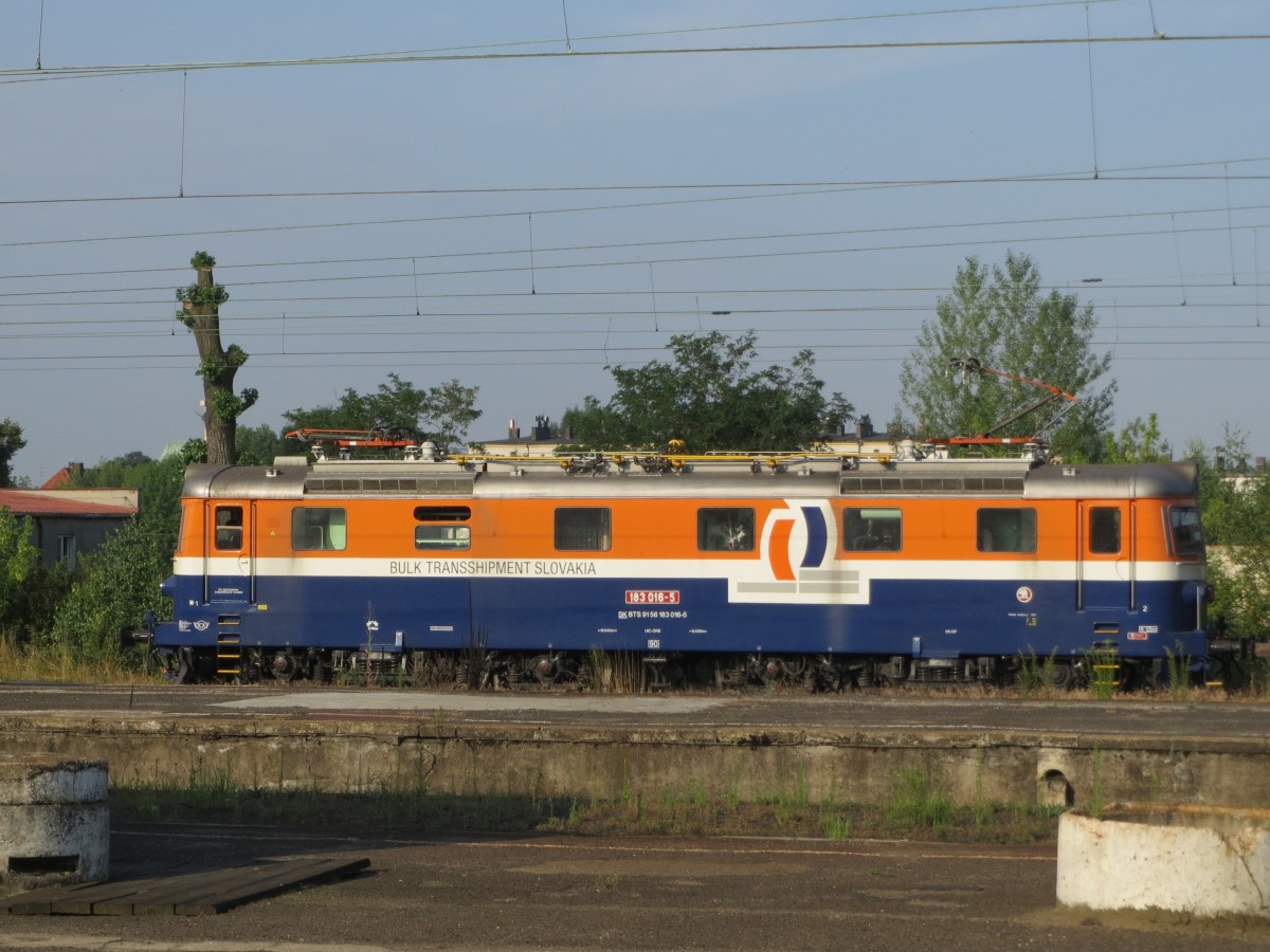 Slowakische 183 016-5 im Juli 2014 vor einem Güterzug in Kandrzin-Cosel (Kedzierzyn-Kozle) im polnischen Teil Oberschlesiens.