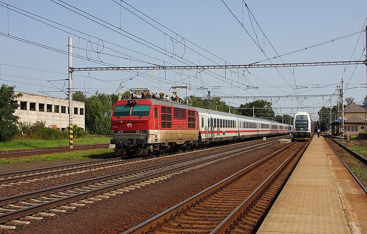 Slowakische E-Lok mit deutscher Eurocity Garnitur auf tschechischen Gleisen. 
Der ZSR Gorilla 350002 ist damit am 21.8.2011, hier bei der Durchfahrt in Zabori nad Labem, unterwegs nach Prag.