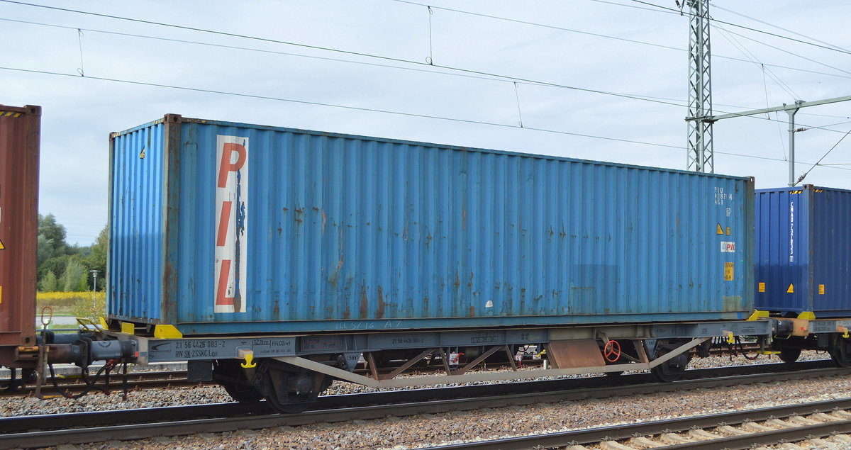 Slowakischer Containertragwagen der Železničná spoločnosť Cargo (ZSSKC) mit der Nr. 21 RIV 56 SK-ZSSKC 4426 083-2 Lgs in einem Containerzug am 08.09.20 Bf. Golm (Potsdam).